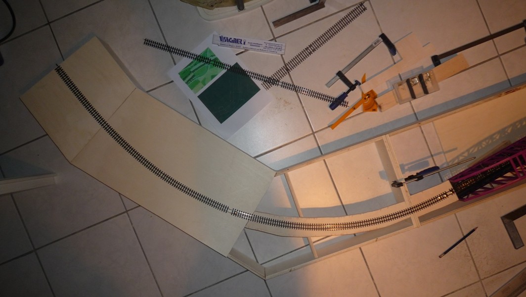 Die Kanten in den Winkelbereichen habe ich mit Gips zugespachtelt